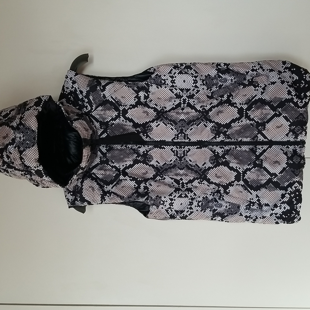 Lululemon The Fluffiest Vest in Black/Ziggy Snake Butter Pink Black - Picture 4 of 7